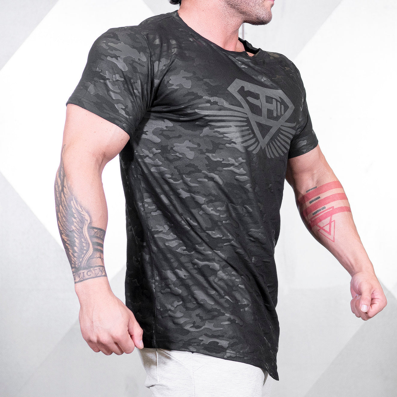 Body Engineers Tシャツ コンフォートフィット / ブラックカモフラージュ 2枚目の画像